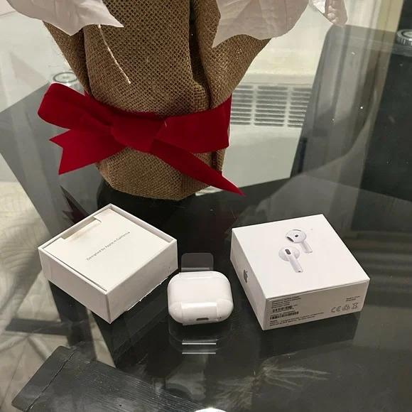 Apple AirPods 4 active noise cancellation